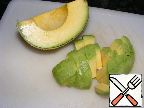 Clean the avocado, remove the stone and cut into cubes.