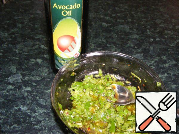 Preparing the dressing.
Remove the skin from the lime and finely chop, squeeze the juice and add a tablespoon of olive oil or avocado oil, honey, chili and chopped coriander, mix.