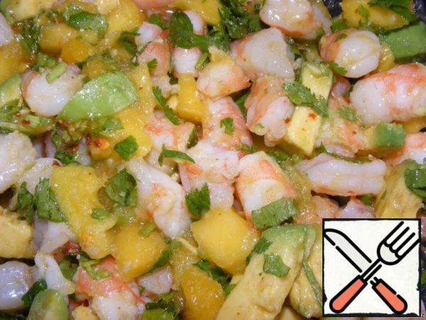 Cut the prawns in half and add to the mango and avocado, season, mix and enjoy!