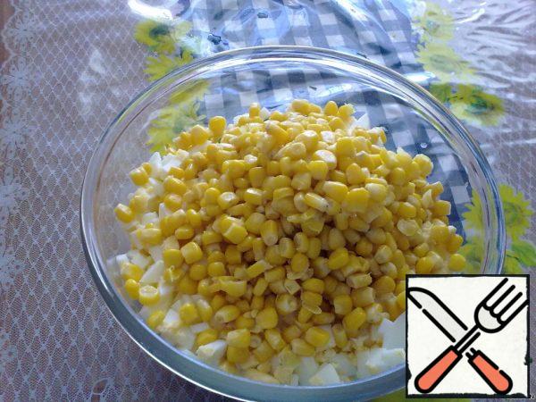 Drain the liquid from the corn and add it to the salad (you can use canned beans instead of corn)