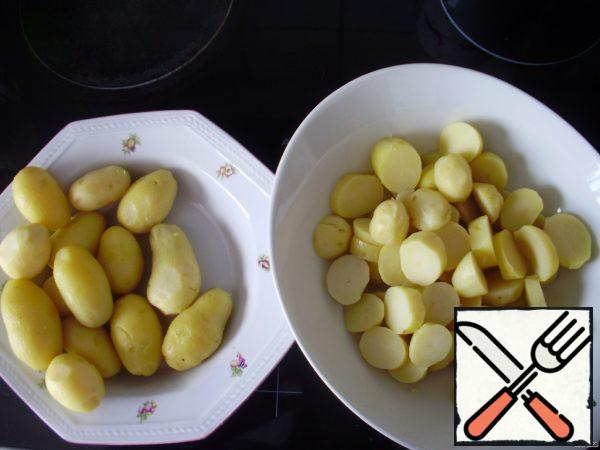 Boil potatoes in a uniform, peel and cut into thick circles.
