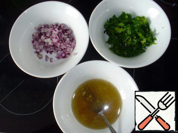 Finely chop the onion and parsley. For the marinade sauce, mix the oil, vinegar, finely chopped garlic, salt, pepper and sugar.