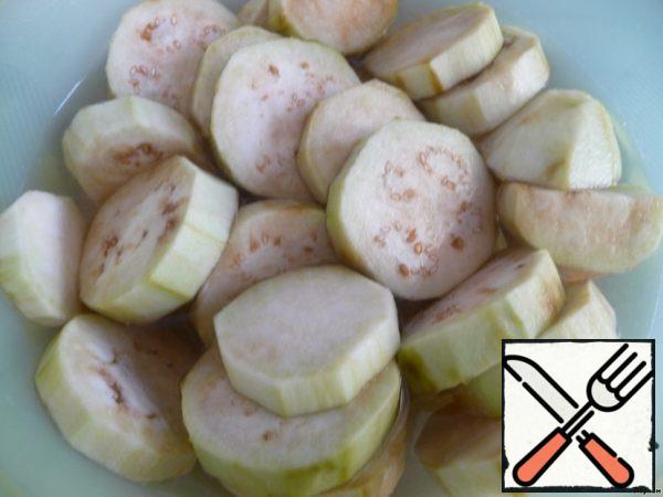 Cut into circles 1-1. 5 cm thick. Dip the pieces in salt water for 10-15 minutes.
