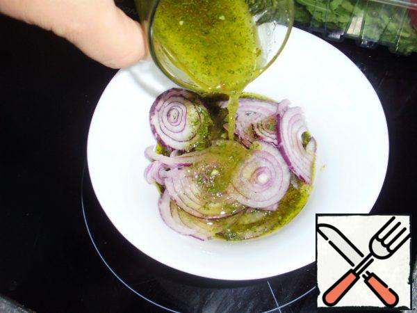 Cut the red onion into rings.
To prepare the dressing: mix 2 bags of dressing (I had 2 different ones: with a "dill note" and "lemon note", and ideally - the "Greek version") from "Knorr" with 6 tablespoons of water and 4-6 tablespoons of olive oil. Pour the dressing over the onion and leave to marinate for 15 minutes.