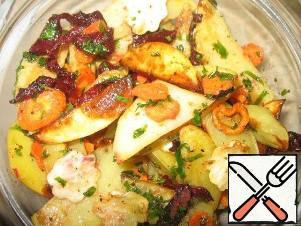 Put the finished vegetables in a salad bowl, pour butter (creamy or lean), salt, sprinkle with French herbs and ground dry onions. To interfere. Close the lid. Wrap in a blanket before serving. Shake before serving.