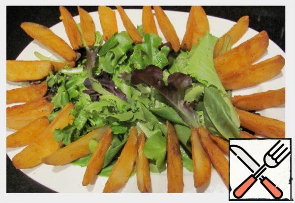 Put the lettuce leaves on a flat dish, and arrange the hot potatoes on the sides.