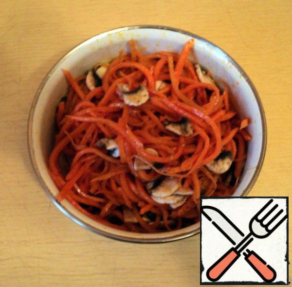 Drain the water and add the mushrooms to the Korean carrots. Leave to marinate for 10-15 minutes.