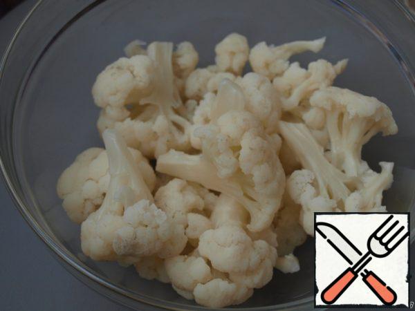 Divide the cauliflower into florets and boil in salted water for 5 minutes from the moment of boiling.