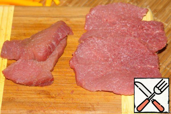 Wash the beef steak, dry it and lightly brown it to soften the fibers. Meat prepared in this way will fry faster and more evenly.