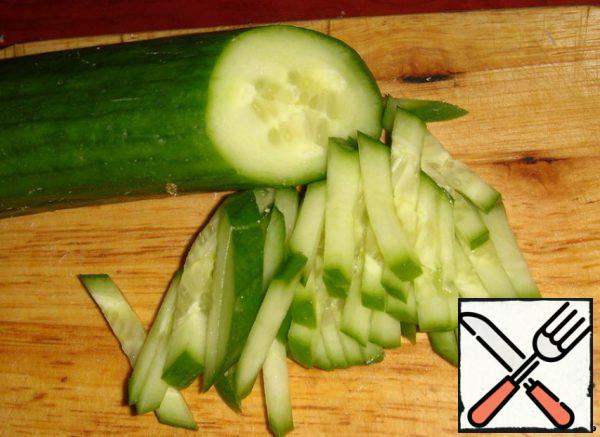 Cut the cucumber into strips.