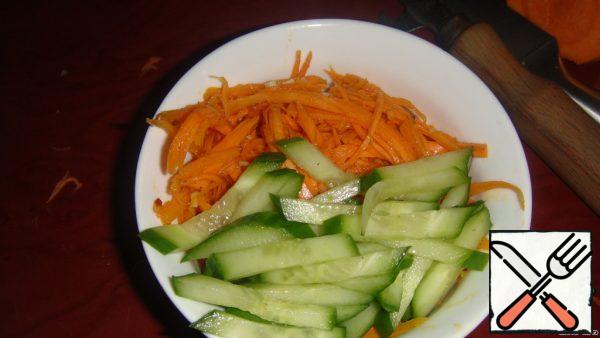 Put carrots and cucumber on top of the meat. Then the peas. Sprinkle with pepper.