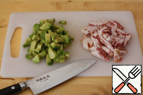 Finely chop the bacon and avocado (avocado turns black quickly, so we'll chop it later).