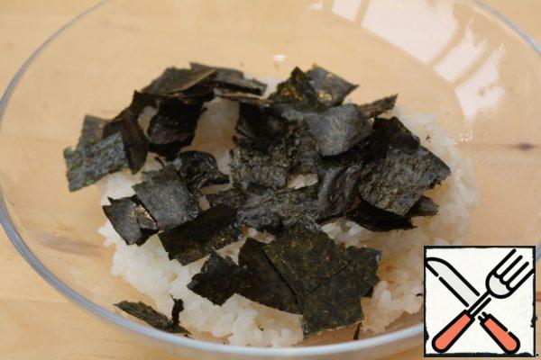 Put the ready-made boiled rice in a plate, sprinkle with sea cabbage on top.
