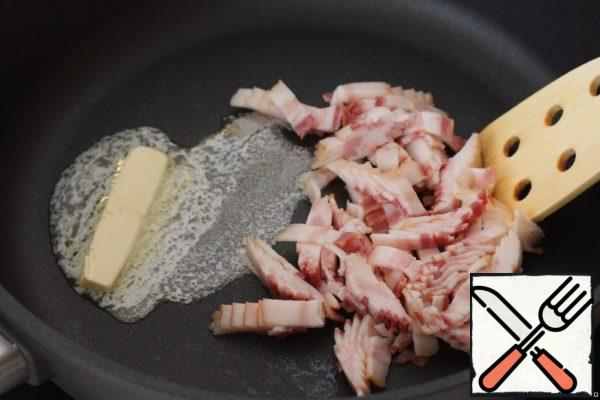 Fry the bacon in a frying pan with butter.