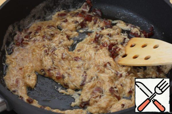 Turn off the stove and wait a couple of minutes until the baking sheet cools down slightly. Pour the egg mixture into the pan and stir until it thickens slightly.