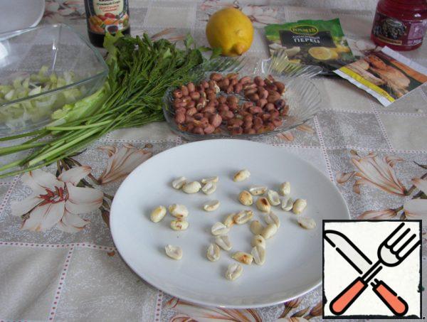 Fry the peanuts in a dry frying pan for 5 minutes, until the husks begin to be easily removed. Do not overcook. Peel the nuts and divide them into halves.