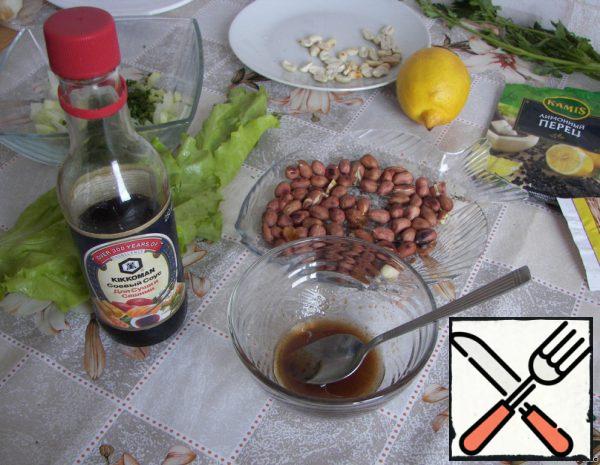 Prepare the sauce - mix vegetable oil, vinegar, soy sauce, salt in a bowl. Chop the greens.