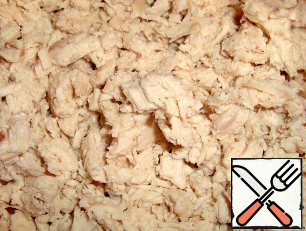 Cut the chicken breast into small pieces.