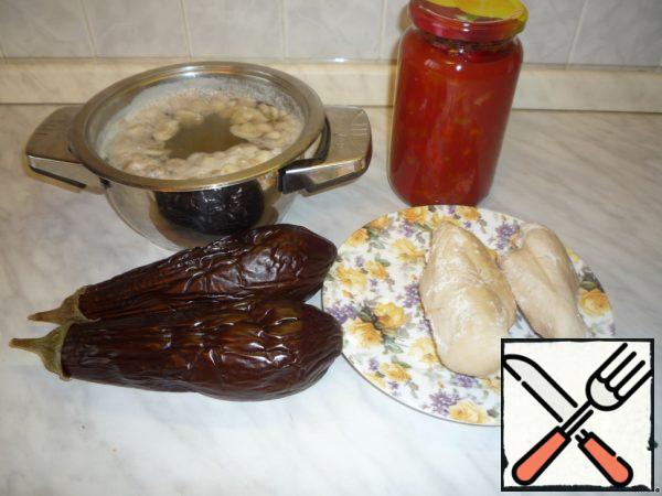 I have defined the cooking time as 1 hour, but our participation will take 10-15 minutes. The rest of the time, the products are cooked (baked and cooked) and cool down.
Bake the eggplants in the oven until soft (30 minutes). Boil the chicken Breasts in a small amount of water (add salt). Meanwhile, cut the mushrooms into plates. Get the Breasts, and boil the mushrooms in the broth for 3-5 minutes.
The photo shows our finished products. Lecho for this salad is bell pepper, stewed in thick tomato juice (I specify because I have seen recipes for Lecho with butter, eggplant, zucchini). Lecho I have my own, but I think that buying it now is not a problem.))
PS do not pour out the Broth, it is quite rich! I freeze it and add it to the soup.