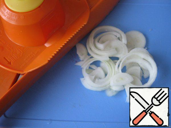 Cut the onion into thin rings.