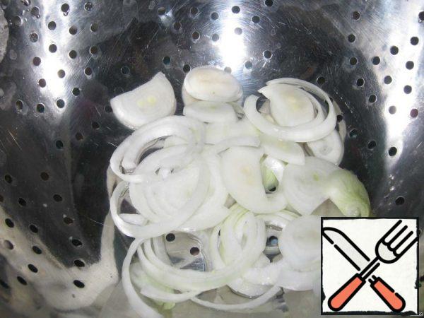 Scald the onion with boiling water.