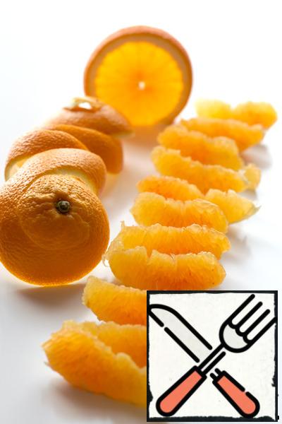 First, peel the orange from perehodom. This is an optional step, but it takes a maximum of 10 minutes, and as a result, the orange in the salad feels much juicier.