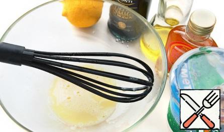 For the sauce: whisk the yolks with lemon juice or vinegar. Continuing to beat, enter the olive (100 ml) and nut oil. Add balsamic vinegar and sour cream to the thickened sauce and mix.