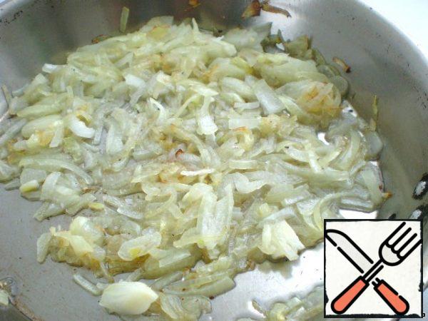 The onion was finely chopped and fried in vegetable oil. Here, you can not spoil the salad with onions, you can use it more. Before putting the onion in the salad, it should be cooled.