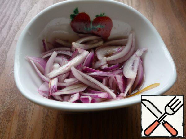 Cut the onion and marinate for 30 minutes. You can use lemon juice, or you can, for example, Apple cider vinegar.