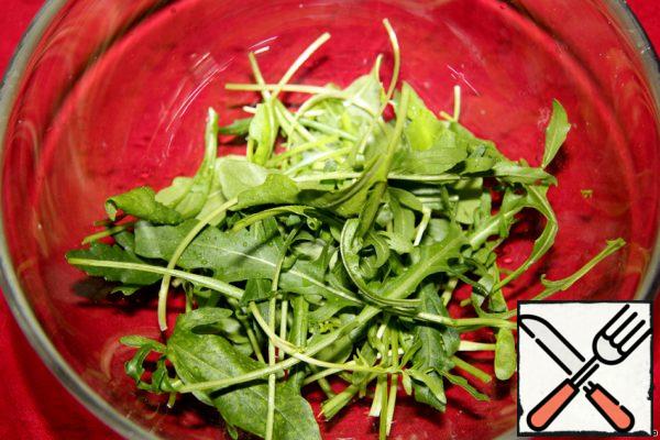 And now about the salad. Wash the arugula and put it in a salad bowl.