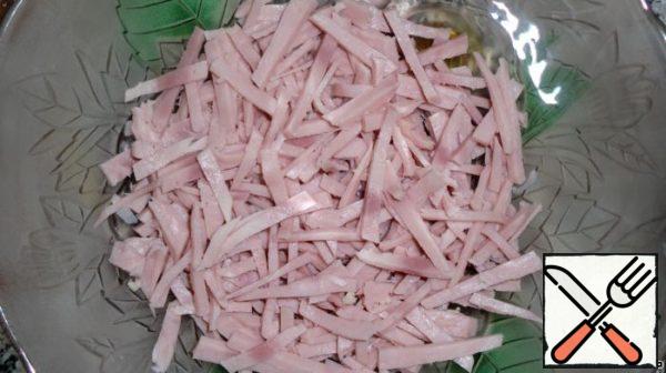The first layer of salad is sliced ham, a little mayonnaise.
