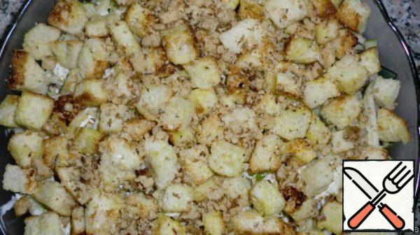 Put the crackers on the salad and sprinkle with crushed walnuts