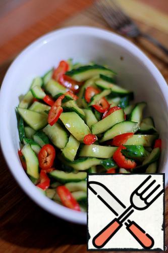 Then remove the cucumbers from the marinade, squeeze, add soy sauce, sesame oil, pepper and a little garlic.