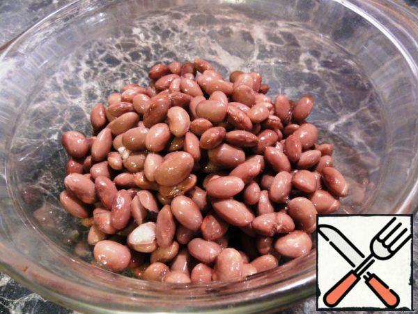 Boil the beans with bay leaf, black pepper peas and onion heads. After the beans are cooked, the broth should be filtered.
To make the beans cook faster, soak them overnight.
Or drain the water after boiling, pour a new one and cook in it.
You can use canned beans.