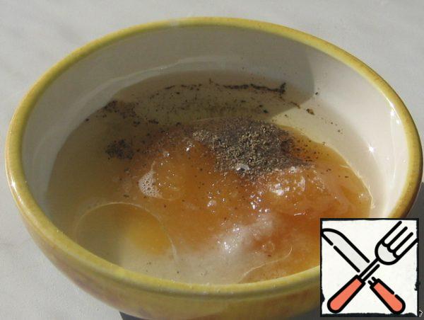 Prepare a honey-lemon dressing-combine honey, lemon juice, vegetable oil, salt, pepper. Stir well to dissolve the honey.