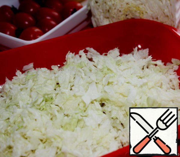 Wash the Peking cabbage and thinly chop it. Put the cabbage in a bowl, add salt, sprinkle with vinegar and mash with your hands.