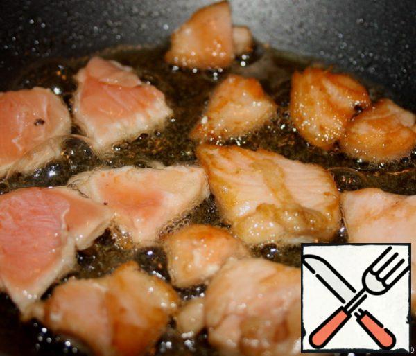 Cut the salmon fillet into pieces and fry in the heated vegetable oil. Salt to taste.
