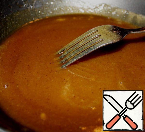 Heat honey in a clean, dry frying pan, add squeezed lemon juice and mustard.
Mix everything until smooth and warm up.
