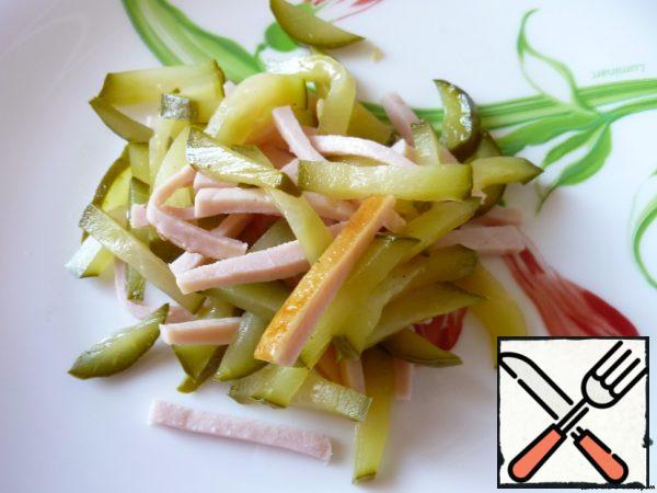 Cut pork and pickled cucumbers into small cubes.