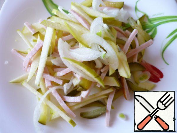 Cut the onion into thin half rings, apples (like pork).