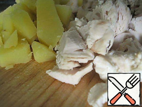 Prepare the salad dressing (it should infuse for 10 minutes).
In a bowl, mix 3 tablespoons of vegetable oil, 0.5 tsp of hops-suneli seasoning and 1 tsp of Apple cider vinegar. Cut the chicken and potatoes into large pieces, mix, add salt and pepper.
If salted after adding oil, potatoes and chicken will be bland.