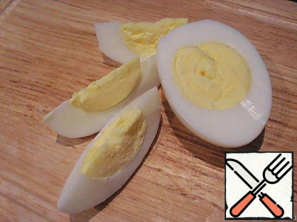 Cut the eggs into slices, chop the walnut halves with a knife (leave a few pieces for decoration).