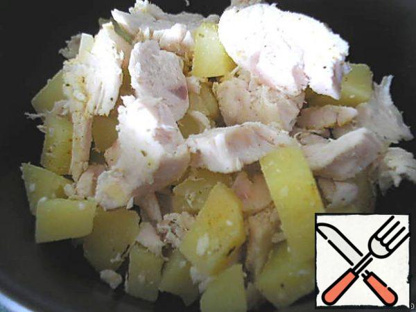 Spread the potatoes with chicken in a salad bowl (I took portion plates), sprinkle with chopped walnuts and add the dressing.