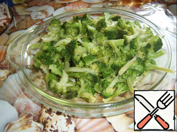 Boil the broccoli so that the stems retain their elasticity and slightly crunch, cool and cut into strips, or disassemble into inflorescences and a long piece of the stem.