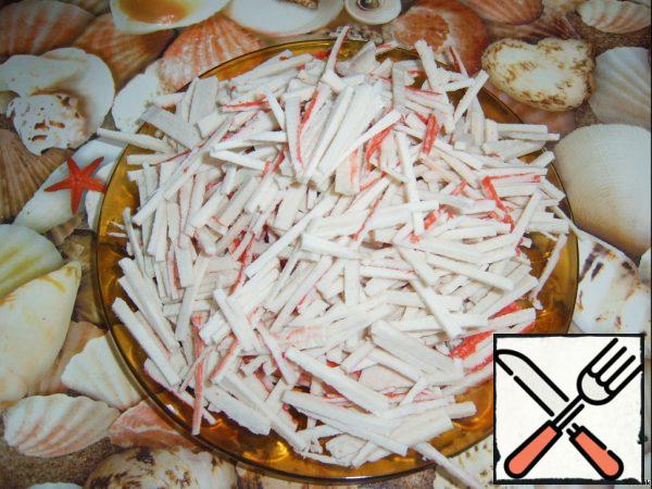 Cut the crab sticks into strips. Mix all the ingredients, season with mayonnaise, and add salt. I think there's enough salt in the mayonnaise and crab sticks.