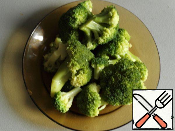 Broccoli boil in salted water for 4-5 minutes, put on a plate and cool.