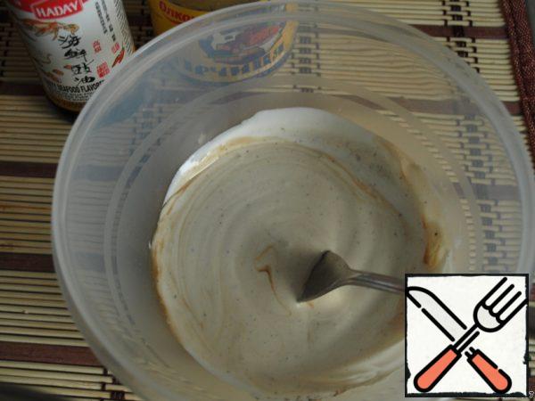 Prepare the sauce: add half or a whole teaspoon of mustard to the sour cream, 1-2 tsp of soy sauce, focus on your taste, add a mixture of peppers and, if necessary, salt. I did not add salt, because the cheese was salty. Mix until smooth.