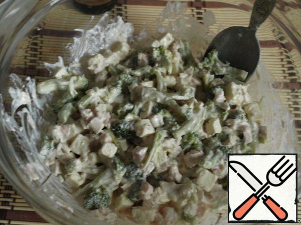 Sauce dressed with salad. The author advised with mayonnaise or vegetable oil, but I decided to fill it to your taste. The sauce I prepared seemed to me harmonious in this combination. On top of the salad, you can sprinkle green onions, and it adds well to the taste.