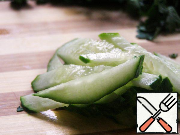 Cut the cucumber into thin strips.