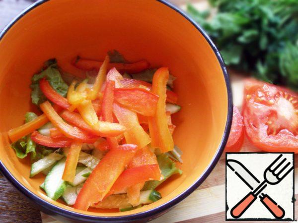 Spread the cucumbers and peppers in a salad bowl, to the crushed leaves.